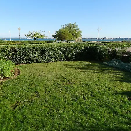 Daire Rare Apartment, Seafront With 180 Degree View Less Than 3 Km From The Center Le Grau-du-Roi