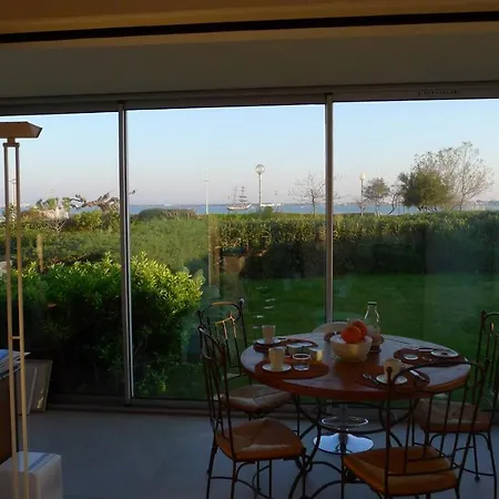 Rare Apartment, Seafront With 180 Degree View Less Than 3 Km From The Center Daire Le Grau-du-Roi