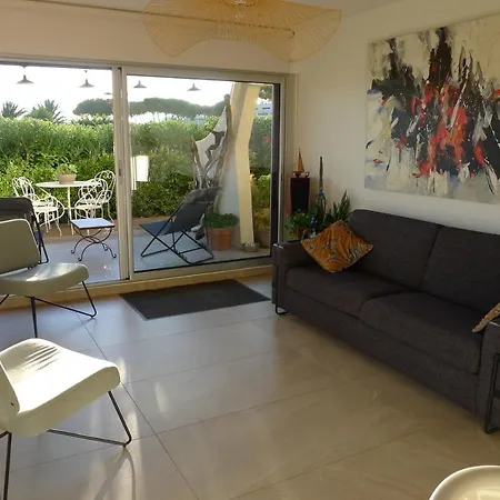 Daire Rare Apartment, Seafront With 180 Degree View Less Than 3 Km From The Center